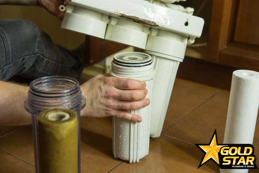 Changing filters in your home water purification system. The master replaces the gut filter in the coal system. Changing filters in your home water purification system. The master replaces the gut filter in the coal system.